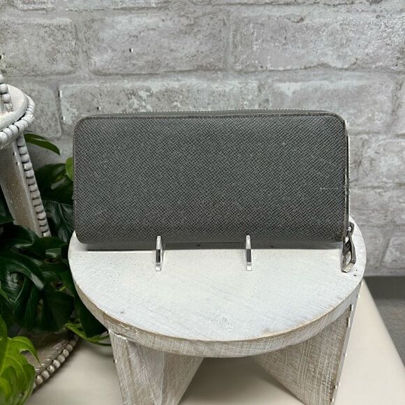 Louis Vuitton Taiga Vertical Leather Zippy Around Long Wallet /1G2036 - Picture 1 of 15